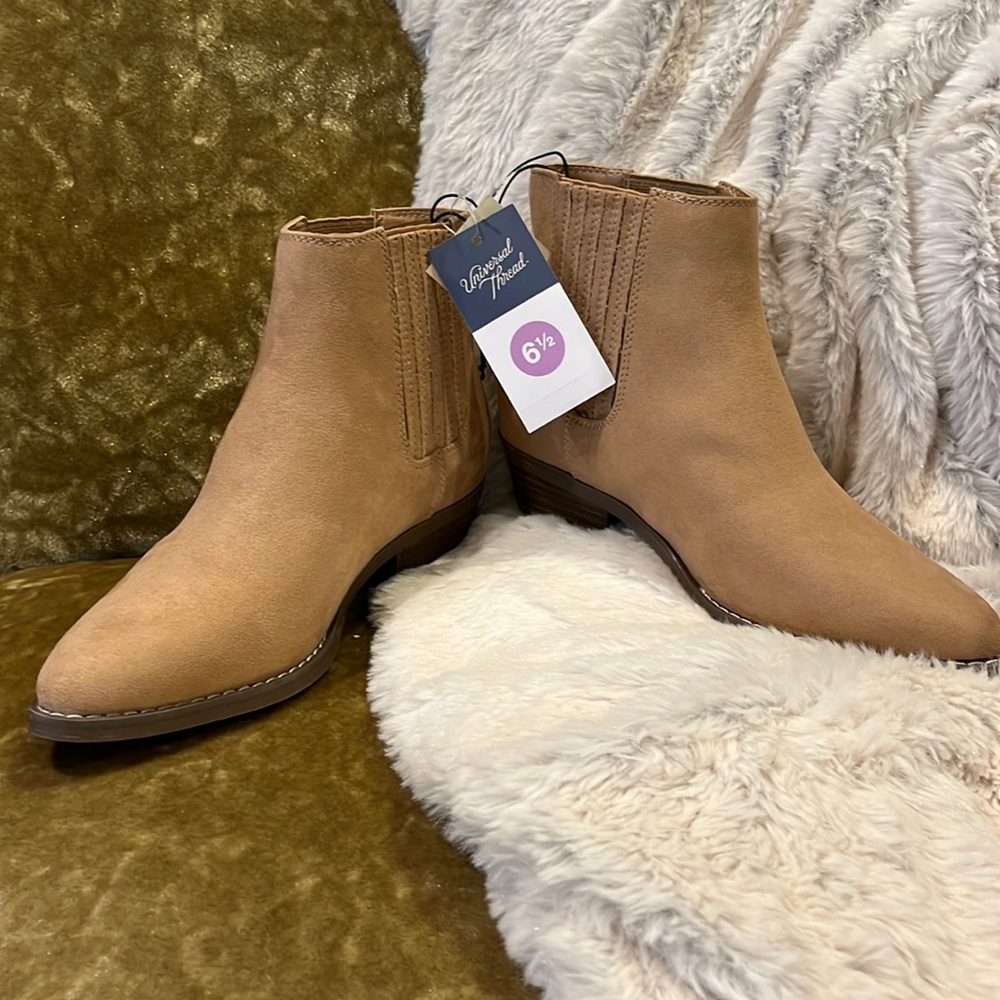 New with tags Universal Threads boots! Fun for fall and winter! Size 6.5